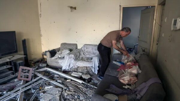 তেহরানে ধ্বংসস্তূপ থেকে প্রায় ১০০০ মানুষ জীবিত উদ্ধার